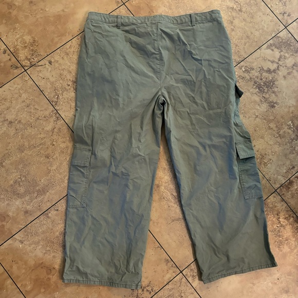 ASOS DESIGN Curve oversized cargo trouser with multi pocket in khaki - Picture 5 of 7